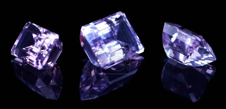 Violet, pierre précieuse et roche sur fond noir pour des textures luxueuses, chères et vitrées en studio. Violet, diamant ou cristal avec trésor, brillance et production de bagues en réflexion pour cadeau ou cadeau.