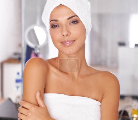 Téléchargez les photos : Hygiène, serviette et portrait de femme dans la salle de bain se préparer pour les cosmétiques, la beauté et le bien-être. Heureux, frais et le visage de la jeune femme avec la routine de peau de santé pour l'autosoin à l'appartement - en image libre de droit