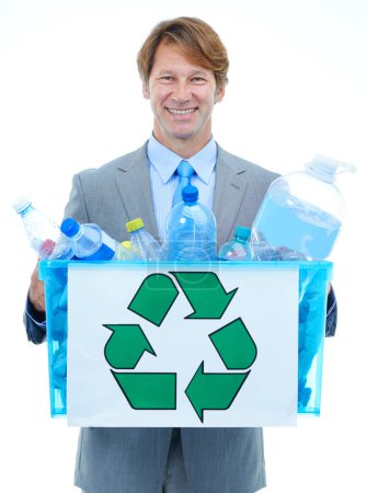 Téléchargez les photos : Homme d'affaires heureux, portrait et boîte en plastique recyclé pour un environnement respectueux de l'environnement sur fond de studio blanc. Homme ou employé avec seau de déchets, d'ordures ou de bouteilles pour la pollution ou le jour de la terre. - en image libre de droit