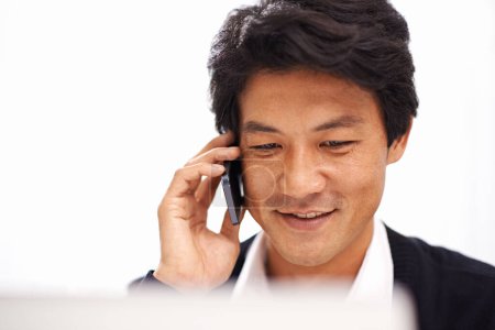 Téléchargez les photos : Japonais, affaires et homme réseautage avec appel téléphonique au bureau avec discussion du client b2b. Projet, mise à jour et contact entrepreneur pour la conversation, la communication et la planification d'un développement. - en image libre de droit