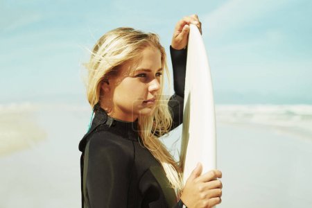 Foto de Surfista, cara y tabla de surf para el surf en la playa, Ciudad del Cabo y entrenamiento para los deportes en la naturaleza. Atleta, al aire libre y aventura en el mar, traje de baño gratuito y para olas en verano, agua y natural en el sol. - Imagen libre de derechos