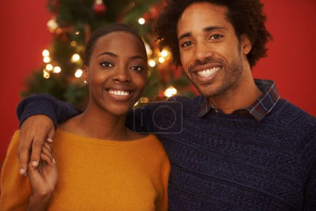 Foto de Navidad, árbol y retrato de pareja negra con amor en casa de vacaciones o abrazo de vacaciones con felicidad. Festivo, evento y personas abrazan con cuidado y apoyo o emocionado de celebrar juntos. - Imagen libre de derechos