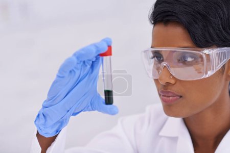 Foto de Sangre, científico y mujer con probeta en laboratorio para investigación científica o experimento. Investigador médico, científico y profesional con ADN farmacéutico en vial de vidrio para estudio médico - Imagen libre de derechos