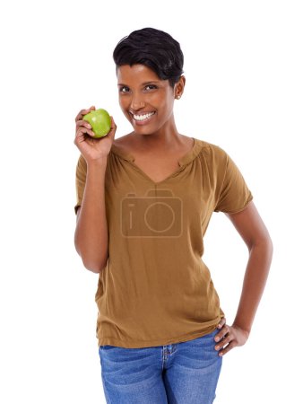 Téléchargez les photos : Femme, portrait et sourire en studio avec pomme pour la nutrition, une alimentation saine et le bien-être sur fond blanc. Modèle, personne indienne ou visage avec des fruits pour la vitamine c, fibres ou perdre du poids avec bonheur. - en image libre de droit