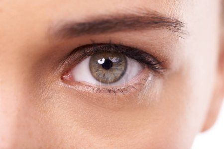 Mujer, primer plano y ojo verde con maquillaje en estudio y salud óptica con cosméticos o microestocástico. Modelo, cuidado de la salud y color para lente de contacto cosmética en optometría y oftalmología para visión.