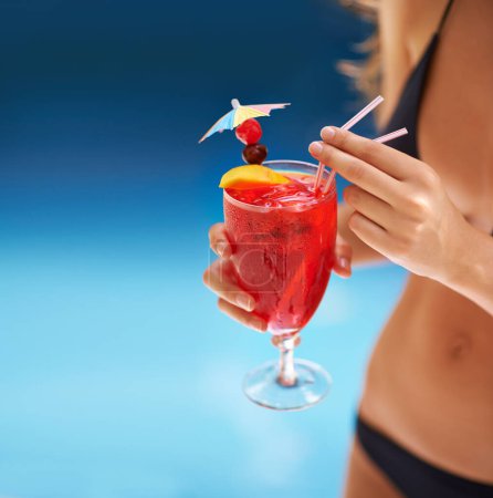 Téléchargez les photos : Cocktail, main et femme en maillot de bain en vacances, week-end et fête d'été à Fort Lauderdale. Personne, verre et boisson alcoolisée en bikini pour se détendre, la paix et le repos en plein air à la station de vacances. - en image libre de droit