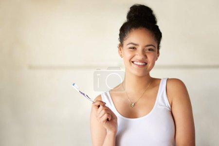 Téléchargez les photos : Santé dentaire heureuse et portrait de femme avec brosse à dents pour la routine d'hygiène matinale dans la salle de bain. Sourire, bien-être et femme avec soin buccal pour plaque, gencives et haleine fraîche à la maison - en image libre de droit