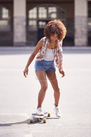 Téléchargez les photos : Femme, planche à roulettes et balade au skatepark urbain, sports et énergie avec habileté, technique et activités de loisirs en plein air. Skateboard, pratique et entraînement avec entraînement pour l'équilibre et l'exercice. - en image libre de droit