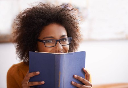 Téléchargez les photos : Portrait, femme noire et livre de lecture dans le salon pour se détendre pour la littérature, les loisirs et passe-temps à la maison. Heureux, l'éducation et le visage des étudiantes pour l'apprentissage, la connaissance et l'information. - en image libre de droit
