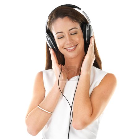 Foto de Sonrisa, música y mujer en auriculares en estudio para transmitir y escuchar audio en línea aislado sobre fondo blanco. Ojos cerrados, tecnología de radio y chica feliz en podcast, sonido o jazz para relajarse. - Imagen libre de derechos