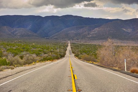 Téléchargez les photos : Montagne, road trip et paysage naturel pour les voyages, les vacances et les paysages à Anza-Borrego Desert State Park en Californie. Nature, ciel nuageux et autoroute pour le voyage, les vacances et l'aventure en plein air - en image libre de droit