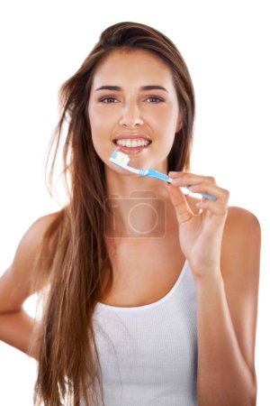 Téléchargez les photos : Sourire, dentaire et portrait de femme avec brosse à dents pour la santé, le bien-être et la routine propre pour l'hygiène. Soins buccodentaires, heureux et jeune femme avec du dentifrice pour les dents de dentisterie ou le traitement de la bouche. - en image libre de droit