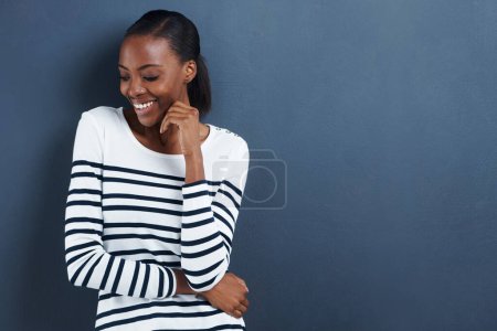 Téléchargez les photos : Femme noire, heureuse et pensant en studio pour l'éducation, la paix et la planification des études par fond bleu. Étudiant africain, pause et sourire pour apprendre sur les bourses d'études et gen z positif en vacances. - en image libre de droit
