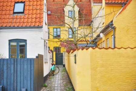 Ciudad, casa y bicicleta en callejón con arquitectura para patrimonio o comunidad tradicional con edificios coloridos. Pueblo, calle y cultura en pequeños barrios con rica historia en Alemania.