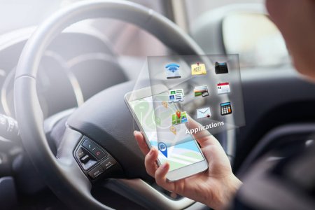 Foto de Persona, manos y smartphone con holograma en coche con mapas digitales para una conducción inteligente y ayuda con la navegación. Aplicaciones o funciones para mujeres, vehículos y móviles para servicios de localización y en línea - Imagen libre de derechos