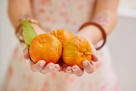 Foto de Vitamina C, cítricos y mandarina con frutas para el bienestar, la salud cardiovascular o fibra en el hogar. Nutrición, saludable y comida como merienda, antioxidante y jugo para orgánicos, alimentación y dieta en las manos. - Imagen libre de derechos