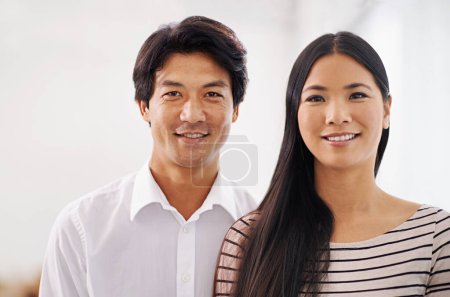 Téléchargez les photos : Portrait, femme asiatique et homme au bureau, sourire et employés en entreprise avec travail d'équipe. Collaboration, fille et homme travaillant ensemble comme collègues pour le projet de start-up. - en image libre de droit