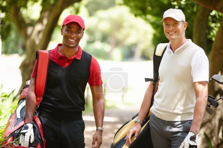 Téléchargez les photos : Golf, sport et portrait d'hommes avec le sourire sur le parcours pour le jeu, la pratique et l'entraînement pour la compétition. Des amis professionnels, heureux et diversifiés avec sac pour l'exercice, l'activité physique et le bien-être. - en image libre de droit