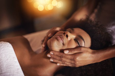 Téléchargez les photos : Femme noire, mains sur le visage et massage avec masseuse, beauté et soins du corps au spa pour soulager le stress et le bien-être. Traitement, peau et visage avec guérison pour zen, auto-soin et détente au resort de luxe. - en image libre de droit