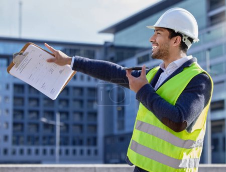 Téléchargez les photos : Ingénieur, homme et presse-papiers et pointant sur le chantier de construction avec appel téléphonique, sourire et confiance. Homme, chef de projet et casque à Dubaï pour la construction, l'architecture et le développement. - en image libre de droit