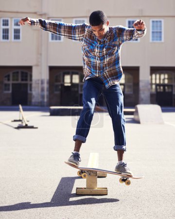 Téléchargez les photos : Homme, planche à roulettes et équilibre avec l'équitation au skatepark, le sport et l'énergie avec habileté, cascade et loisirs en plein air. Skateboarder, technique et astuce, action avec entraînement et entraînement pour l'exercice. - en image libre de droit