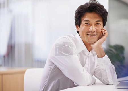 Foto de Feliz, oficina y retrato de hombre asiático de negocios con confianza, orgullo de la empresa y sonrisa. Inicio creativo, trabajador profesional y cara de persona en el lugar de trabajo para la carrera, el trabajo y el trabajo en Japón. - Imagen libre de derechos
