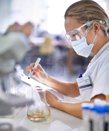 Mujer, científico y escritura con máscara para la investigación, lista de verificación o resultados de pruebas de experimento en el laboratorio. Persona femenina o profesional médico toma notas en el examen o ensayo sobre compuestos químicos.
