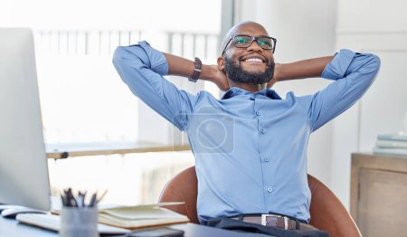 Foto de Hombre negro, estirándose y pensando con sonrisa en la oficina durante el descanso, descansando o relajándose y notas en la mesa. Consultor de negocios, carrera o profesional con nueva idea, pensamiento o estrategia corporativa. - Imagen libre de derechos