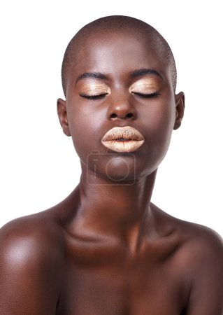 Téléchargez les photos : Africaine, femme et maquillage en studio pour la beauté, modèle pour cosmétiques et soins de la peau aux couleurs vives. Yeux fermés, lumineux ou créatifs avec glamour et art, dermatologie ou femme isolée. - en image libre de droit