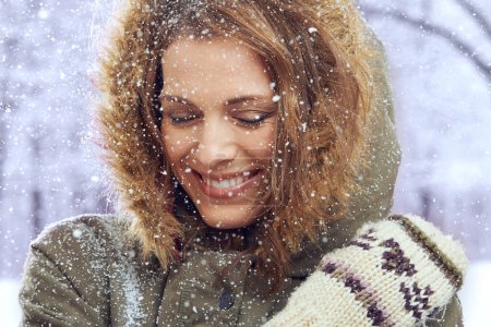 Téléchargez les photos : Mode, excité et visage de la femme avec de la neige à l'extérieur pour la saison, temps de neige et climat froid. Voyage, heureux et personne sourire dans la nature pendant les vacances d'hiver, vacances et week-end en Suisse. - en image libre de droit