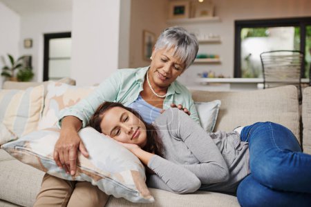 Mutter, checkt und tröstet Frau zu Hause für Liebe, Familie oder gemeinsame Momente auf dem Sofa. Menschen, glücklich und umarmend auf der Wohnzimmercouch für Bindung, Verbindung und Beziehungswachstum.