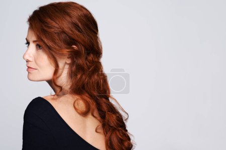 Schönheit, Raum und Denken mit Frau im Studio isoliert auf weißem Hintergrund für natürliches Wohlbefinden. Rote Haare, Zukunft und Vision mit selbstbewusstem, reifen Modell für die Keratin-Haarpflege.