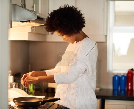 Téléchargez les photos : Petit déjeuner, cuisine et oeuf avec femme noire dans la cuisine de la maison pour l'alimentation, la santé ou la nutrition. Nourriture, poêle et poêle avec une personne afro dans l'appartement pour préparer le repas du matin pour la faim ou le bien-être. - en image libre de droit