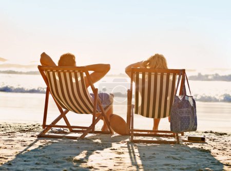 Téléchargez les photos : Dos, chaise ou couple en mer pour se détendre en vacances, en vacances ou en amoureux anniversaire en été. Voyage, bien-être ou les personnes sur la date à la plage ou l'océan pour vue d'horizon, calme paix ou lune de miel à Hawaï. - en image libre de droit