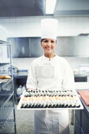 Téléchargez les photos : Femme chef, sushi et restaurant en portrait avec cuisine pour service de traiteur pour la présentation de la nourriture. Industrie gastronomique, culinaire et gastronomique pour l'hospitalité avec hébergement en toute confiance. - en image libre de droit