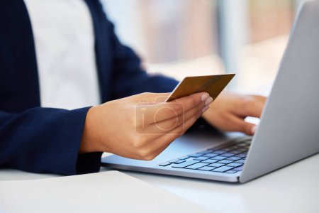Hände, Laptop und Kreditkarte für den E-Commerce, Online-Zahlungen und Einkäufe für Kredite oder Steuern zu Hause. Person, Fintech und Technologie für virtuelle Geldbörsen, elektronische Fonds und Finanzbanking oder Haushalt.