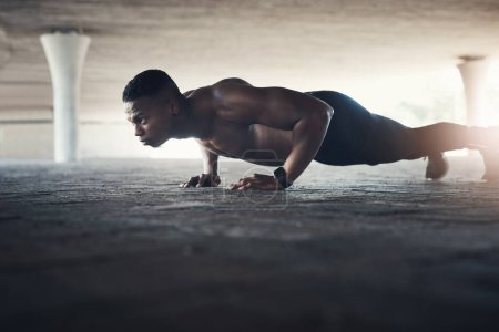 Téléchargez les photos : Homme noir, fitness et cardio avec push ups pour l'exercice, la musculation et l'endurance à Atlanta. bodybuilder, sérieux et résilience dans l'entraînement avec de l'énergie pour la force du corps, la puissance et l'autosoin. - en image libre de droit
