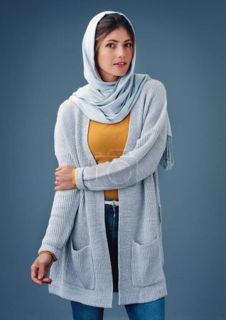 Téléchargez les photos : Portrait, studio et mode avec femme arabe, vêtements pour le Ramadan avec modestie pour la religion et la foi. Hijab écologique, matériel avec modèle saoudien, tendance et confiant pour la culture islamique. - en image libre de droit