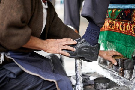 Foto de Brillo, zapatos o manos de hombre en calle, ciudad o servicio de limpieza para cliente o cliente con pulido o comercio. Paño, cepillo o pies de hombre de negocios en el centro de Sao Paulo para calzado o ayuda al aire libre. - Imagen libre de derechos