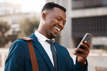 Téléchargez les photos : Vendeur africain, riant et téléphone en ville pour les médias sociaux, SMS et message drôle ou mème sur la rue urbaine. Homme noir, heureux et smartphone en ville pour le réseautage, e-mail et chat par bâtiments. - en image libre de droit