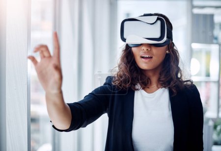Virtuelle Realität, Technologie und Geschäftsfrau mit digitaler Brille für Webinar, Konferenz und Präsentation in Metaverse für die Unternehmenskarriere. Futuristische, fantasievolle Simulation und Anwalt im Amt.
