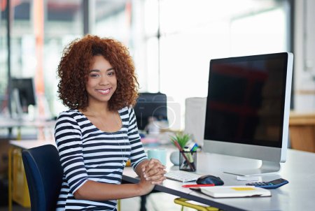 Glückliche Geschäftsfrau, Portrait und PC am Schreibtisch im Büro für Karriere, Programmiererin und Website. Afrikanerin, Schöpferin und Grafikdesignerin am Arbeitsplatz für die Webentwicklung eines Startup-Unternehmens.