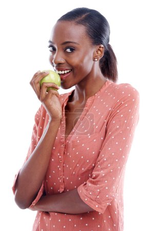 Téléchargez les photos : Femme noire, portrait et manger des pommes pour la santé, la nutrition et l'alimentation avec de la nourriture sur fond blanc. Detox, vegan et fruits pour vitamines, fibres et bien-être en studio avec snack bio pour le repas. - en image libre de droit