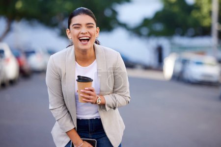 Téléchargez les photos : Femme d'affaires, rire et sourire en portrait avec smartphone sur la pause déjeuner avec café pour se détendre dans la rue. Joie, bande dessinée et soulagement du travail ou du travail avec positif, bonheur et confiance en soi avec fierté. - en image libre de droit