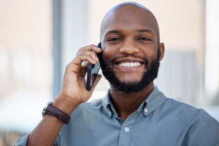 Foto de Negocios, retrato u hombre negro en una llamada telefónica hablando, en red o hablando para charlar en la discusión. Sonrisa, startup o emprendedor africano en conversación móvil, comunicación o negociación. - Imagen libre de derechos