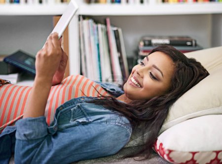 Téléchargez les photos : Femme noire, se détendre et heureux sur le lit avec tablette pour le divertissement en ligne, les médias sociaux ou en streaming vidéos tendance. Personne, technologie numérique et internet pour la connectivité et défiler sur le site - en image libre de droit