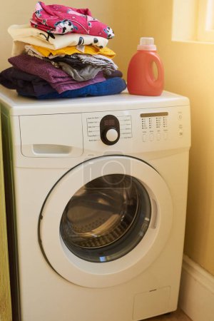 Foto de Hogar, detergente y lavadora para ropa, lavadero para tareas domésticas y limpieza de telas. Aparatos eléctricos, aparatos y máquinas para tareas domésticas, ropa de carga y de hilado o enjuague - Imagen libre de derechos