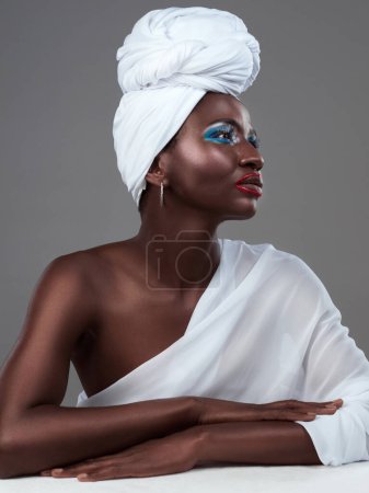 Téléchargez les photos : Idée de maquillage africaine, féminine et créative pour l'art et la fierté de la beauté de la culture autochtone. Studio, profil et modèle avec fard à paupières de couleur avec cosmétiques lueur sur la peau et reine tribale traditionnelle. - en image libre de droit