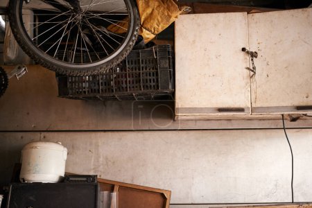 Lagerung, Fahrrad und Werkzeug in Schuppen Haus mit altem Holz Interieur und Rost mit Müll. Haus, Garage und Fahrrad im Slum mit kaputten Möbeln oder Geräten in Kisten, um Instrumente in Kisten zu verstauen