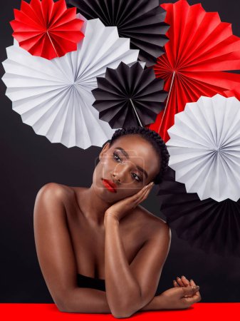 Téléchargez les photos : Femme noire, mode beauté et origami pour la culture japonaise, créative et pensée des cosmétiques en studio. Modèle avec ventilateur de couleur, maquillage et inspiration ou idée de design oriental sur fond sombre. - en image libre de droit